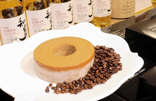 ほろ苦くて甘い大人のバウムクーへン。深煎りコーヒーのバウムにウイスキー「知多」を染み込ませた＝神戸市中央区小野柄通８、神戸阪急