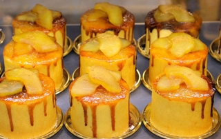 リンゴのコンポートをのせたケーキのようなバウムクーヘン＝神戸市中央区小野柄通８、神戸阪急