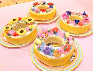 四季の花をあしらったバースデーバウムクーヘン＝神戸市中央区小野柄通８、神戸阪急