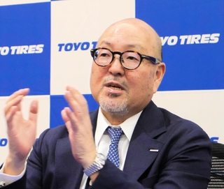 オンライン会見で新工場の建設計画などを説明するトーヨータイヤの清水隆史社長（同社提供）