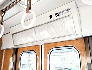 乗降ドアの上部に設置された防犯カメラ（神戸電鉄提供）