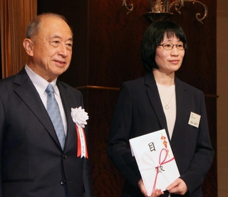 目録を受け取った東京大大学院農学生命科学研究科の榎本有希子准教授（右）＝東京都千代田区