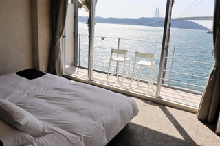 海に向かってベッドを配置した客室。明石海峡大橋や淡路島を望める＝ホテルセトレ神戸・舞子