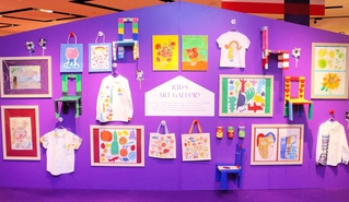 「ウィッシュリスト」をテーマにしたイベントの展示。子どもたちのアートを飾っている＝２０２４年４月、大阪市北区、阪急百貨店梅田本店