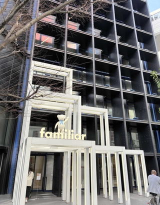 旧居留地エリアに立地するファミリア神戸本店＝神戸市中央区西町