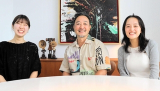 ファミリアの岡崎忠彦社長（中央）と若手社員ら＝神戸市中央区磯上通４