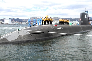 防衛省に引き渡された潜水艦「ちょうげい」＝神戸市兵庫区和田崎町１、三菱重工業神戸造船所