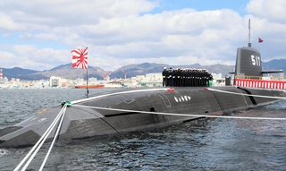 防衛省に引き渡された潜水艦「ちょうげい」＝１０日午前、神戸市兵庫区和田崎町１、三菱重工業神戸造船所