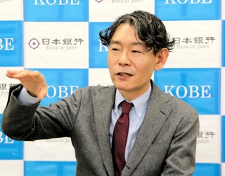 兵庫県内の金融経済概況を発表する日銀神戸支店の別所昌樹支店長＝神戸市中央区京町