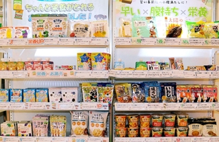 栄養や腹持ちの良さで集めた間食向けの商品＝神戸市中央区港島中町６、神戸国際展示場