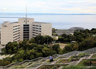 淡路夢舞台のホテル「グランドニッコー淡路」（奥左）と国際会議場（奥右）＝２０２５年９月、淡路市夢舞台