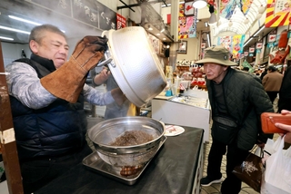 炊きたてのくぎ煮を求める買い物客ら＝１７日午前、明石市本町（撮影・鈴木雅之）