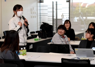 交流会の成果として各自が実践した行動を発表する３社の女性社員ら＝神戸市西区高塚台４、シスメックステクノパークイーストサイト