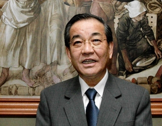 地域経済への思いを話す高﨑正弘さん＝２００７年、三井住友銀行神戸本部