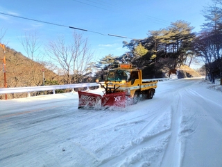 雪の芦有ドライブウェイ。電話対応の合間をぬって除雪作業を進める（２０２５年、筆者撮影）