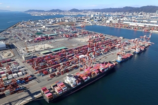 ４月以降に国際基幹航路が増える神戸港＝２０２４年１２月