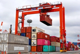 神戸港でのコンテナ荷役＝２０２５年４月、神戸市中央区港島９