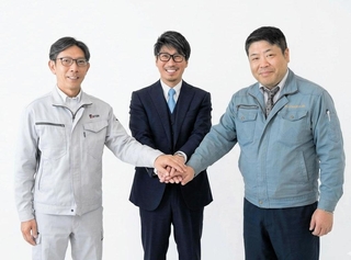 アスミホールディングスの谷岡哲広社長（中央）とカーサ・プランニングの森原誠社長（右）ら（アスミホールディングス提供）