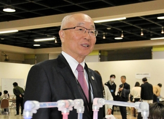 「ひょうご科学塾」の会場を訪れたみなと銀行の服部博明特別顧問＝神戸市中央区港島中町７、バンドー神戸青少年科学館