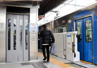 エレベーターやホームドアの整備が終わった阪神電気鉄道住吉駅のホーム＝神戸市東灘区住吉宮町５