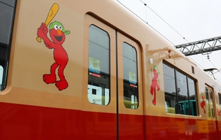 セサミストリートのラッピングを施した阪神電車＝尼崎市北城内、阪神電気鉄道尼崎車庫
