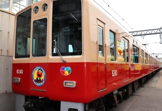 キャラクターのステッカーを付けた先頭車両＝尼崎市北城内、阪神電気鉄道尼崎車庫