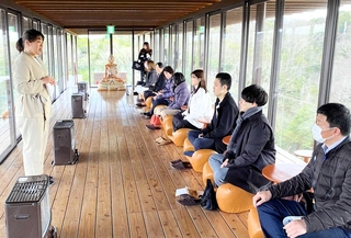 禅体験施設の「禅坊靖寧」で、専用の椅子に座って瞑想体験するファムトリップの参加者ら＝淡路市楠本
