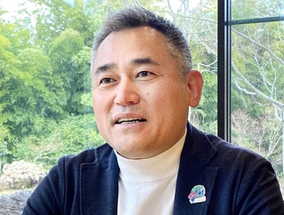 取材に応じるパソナツーリズムの松村卓司社長＝淡路市野島常盤、グローバルハブスクエア