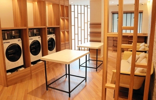 洗濯乾燥機やソファーなどを置いた神戸ベイシェラトンホテル＆タワーズのランドリーラウンジ＝神戸市東灘区向洋町中２