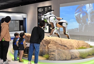 大阪・関西万博の会場からカワサキワールドに移設された「コルレオ」の模型＝神戸市中央区波止場町