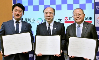 包括連携協定を結んだ（左から）松本真尼崎市長、藤沢正人神戸大学長、作田誠司尼崎信用金庫理事長＝同市役所