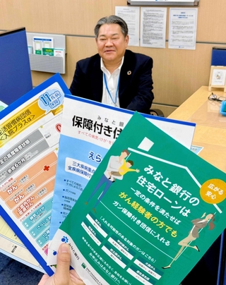 みなと銀行三宮住宅ローンプラザの相談ブースと前中克俊プラザ長＝神戸市中央区三宮町１