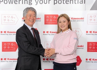 スポンサー契約を交わした鳥居さくら選手（右）と握手を交わす川崎重工業の橋本康彦社長（同社提供）