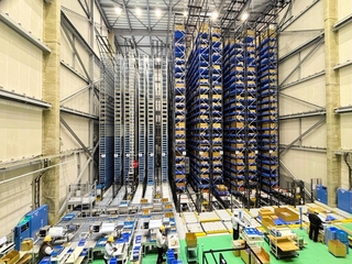 大型自動倉庫を備えた極東開発工業の西部パーツセンター＝三木市別所町巴