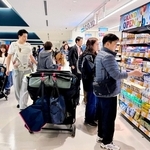 神戸空港第２ターミナルビルに開業したドラッグストア。帰国前の訪日客らが買い物を楽しんだ＝神戸市中央区