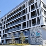 ＪＣＲファーマが先進バイオ医薬研究所を開設する「クリエイティブラボ神戸」＝神戸市中央区港島南町６