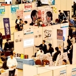 県内外の１１０社が出展した「マイナビ就職ＥＸＰＯ」の会場＝神戸市中央区港島中町６、神戸国際展示場