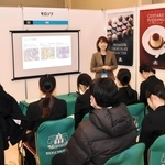 企業ブースで採用担当者の説明を聞く学生ら＝神戸市中央区港島中町６、神戸国際展示場