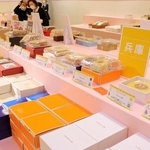 全国４７都道府県から約３００種類のバウムクーへンがそろう博覧会の会場＝神戸市中央区小野柄通８、神戸阪急