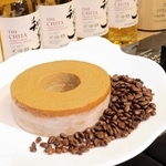 ほろ苦くて甘い大人のバウムクーへン。深煎りコーヒーのバウムにウイスキー「知多」を染み込ませた＝神戸市中央区小野柄通８、神戸阪急