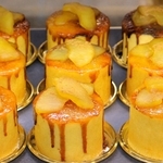 リンゴのコンポートをのせたケーキのようなバウムクーヘン＝神戸市中央区小野柄通８、神戸阪急