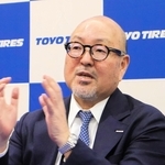 オンライン会見で新工場の建設計画などを説明するトーヨータイヤの清水隆史社長（同社提供）