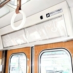 乗降ドアの上部に設置された防犯カメラ（神戸電鉄提供）