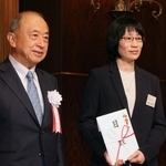 目録を受け取った東京大大学院農学生命科学研究科の榎本有希子准教授（右）＝東京都千代田区