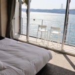 海に向かってベッドを配置した客室。明石海峡大橋や淡路島を望める＝ホテルセトレ神戸・舞子