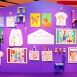 「ウィッシュリスト」をテーマにしたイベントの展示。子どもたちのアートを飾っている＝２０２４年４月、大阪市北区、阪急百貨店梅田本店