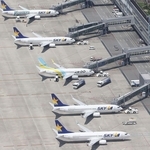 神戸空港に並ぶ旅客機＝２０２０年８月、神戸空港