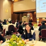 「ミモザ企業」の社員と意見交換する学生ら＝神戸市中央区港島中町６、神戸ポートピアホテル