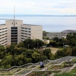 淡路夢舞台のホテル「グランドニッコー淡路」（奥左）と国際会議場（奥右）＝２０２５年９月、淡路市夢舞台