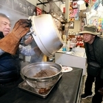 炊きたてのくぎ煮を求める買い物客ら＝１７日午前、明石市本町（撮影・鈴木雅之）